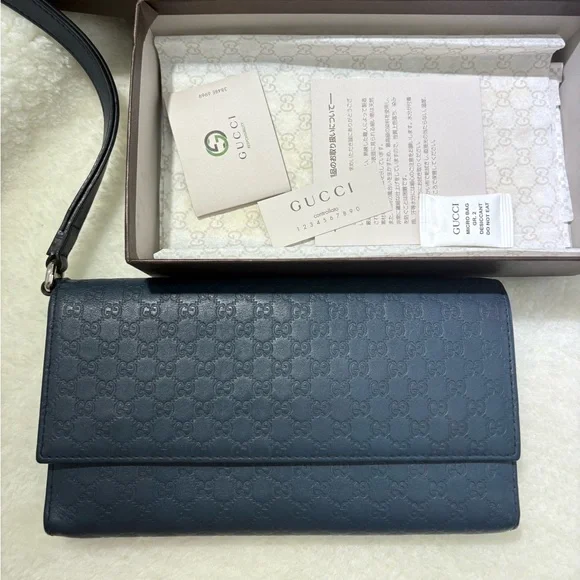 Authentic Gucci Navy Leather Wristlet - Picture 5 of 16